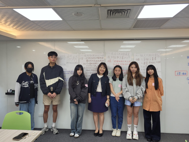 組員與帶隊老師合影2