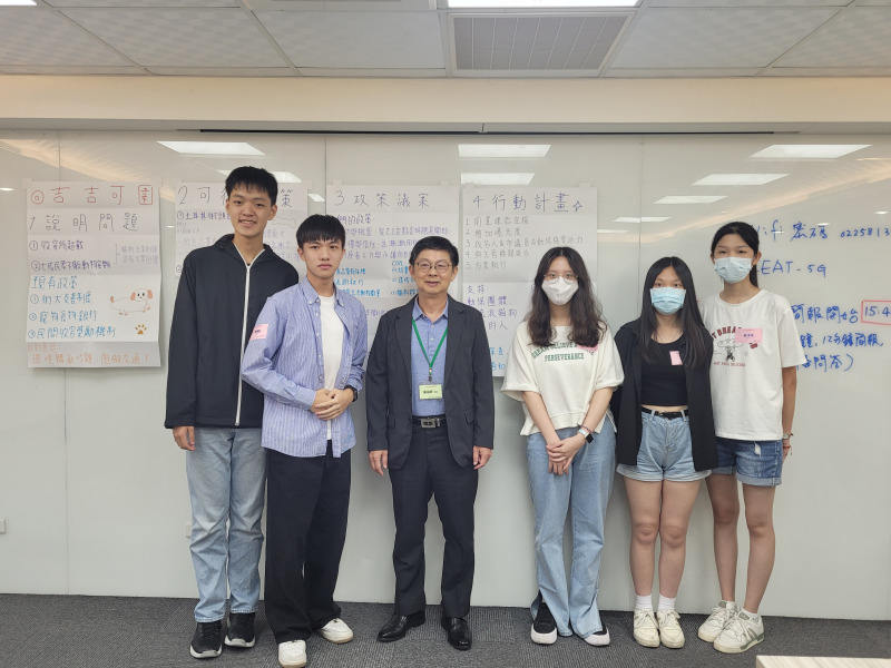 組員與帶隊老師合影1