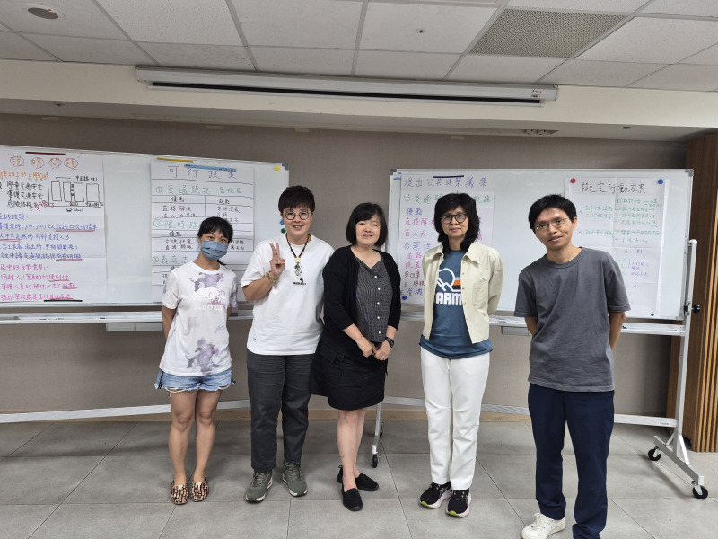 李惠芬老師與帶隊組員合影